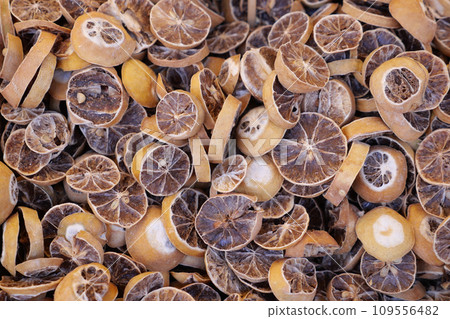 Dried orange slices top view  109556482