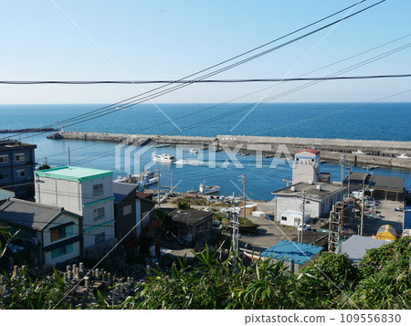 三重縣鳥羽市神島漁港的景色 三重縣鳥羽市神島漁港的景色 109556830