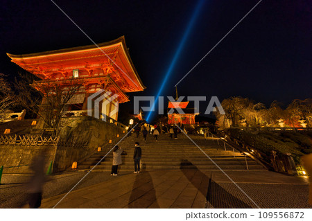[Kyoto Prefecture] Kiyomizu Temple is crowded with tourists for special night viewing in November 109556872