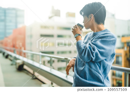 一個20多歲的年輕人正在休息 109557509