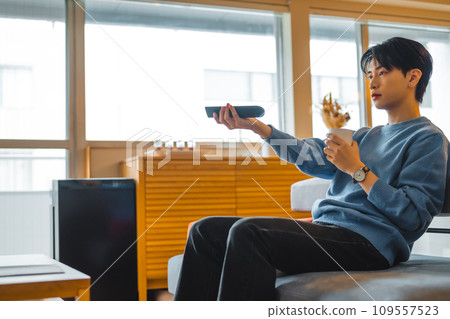 Portrait of a young man in his 20s 109557523