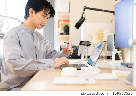 Portrait of a young man in his 20s 109557526