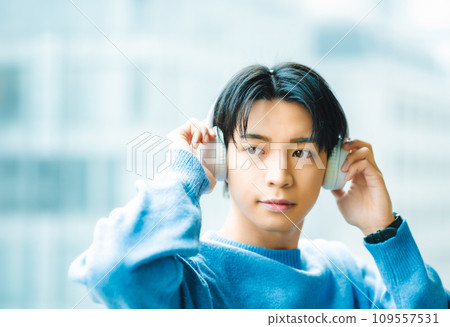 Portrait of a young man in his 20s 109557531