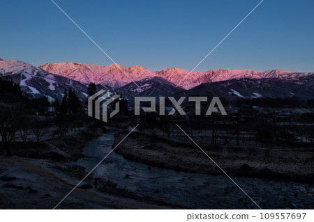 北阿爾卑斯山白馬三山的 Morgenrot 在早晨的陽光下閃閃發光 北阿爾卑斯山白馬三山的 Morgenrot 在早晨的陽光下閃閃發光 109557697