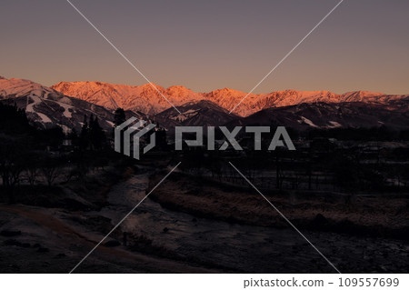 北阿爾卑斯山白馬三山的 Morgenrot 在早晨的陽光下閃閃發光 109557699