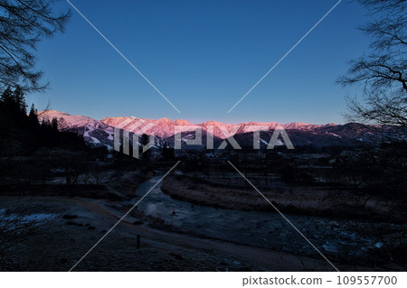 北阿爾卑斯山白馬三山的 Morgenrot 在早晨的陽光下閃閃發光 109557700