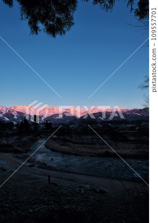 北阿爾卑斯山白馬三山的 Morgenrot 在早晨的陽光下閃閃發光 北阿爾卑斯山白馬三山的 Morgenrot 在早晨的陽光下閃閃發光 109557701