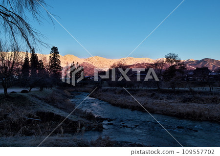 北阿爾卑斯山白馬三山的 Morgenrot 在早晨的陽光下閃閃發光 北阿爾卑斯山白馬三山的 Morgenrot 在早晨的陽光下閃閃發光 109557702