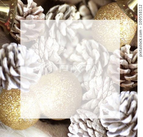 松果和金球的聖誕樹裝飾品 109558112