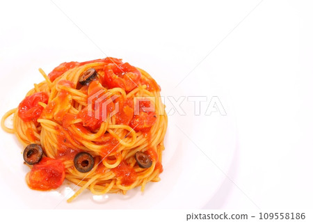 義大利麵配上番茄醬、黑橄欖、明亮的背景 義大利麵配上番茄醬、黑橄欖、明亮的背景 109558186