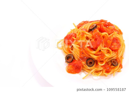 義大利麵配上番茄醬、黑橄欖、明亮的背景 義大利麵配上番茄醬、黑橄欖、明亮的背景 109558187