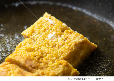 剩下的玉子燒的翻拍圖。將雞蛋放入裝有高湯的煎鍋中煮沸。 109559280