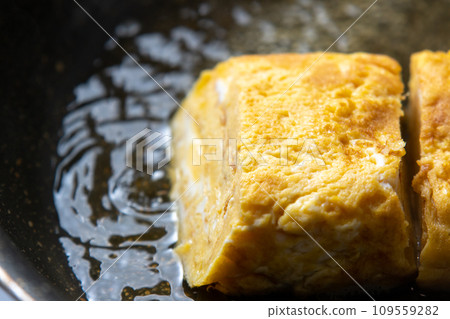 剩下的玉子燒的翻拍圖。將雞蛋放入裝有高湯的煎鍋中煮沸。 109559282