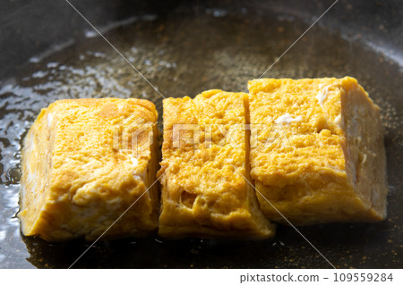 剩下的玉子燒的翻拍圖。將雞蛋放入裝有高湯的煎鍋中煮沸。 109559284