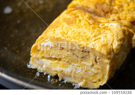 A remake image of leftover tamagoyaki. Boil the eggs in a frying pan containing stock. 109559286