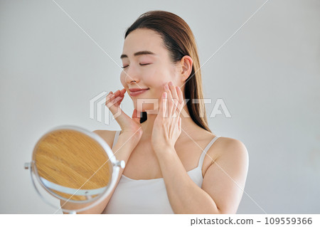 30多歲的女人透過按摩臉部來護理皮膚 109559366