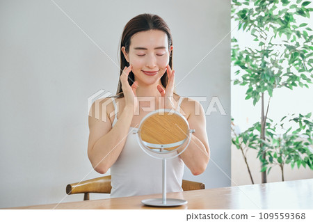 30多歲的女人透過按摩臉部來護理皮膚 109559368