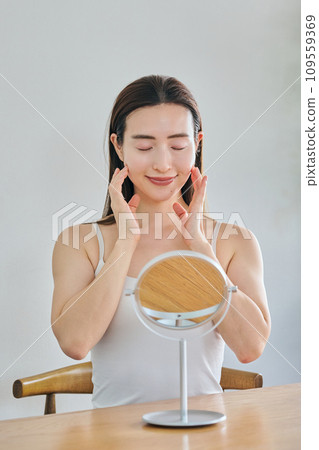 30多歲的女人透過按摩臉部來護理皮膚 109559369