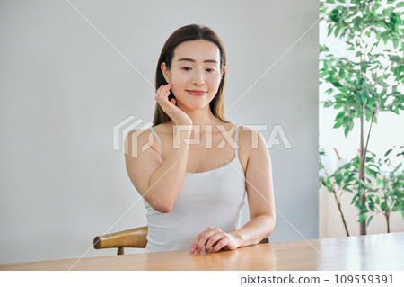 30多歲的女人透過按摩臉部來護理皮膚 109559391