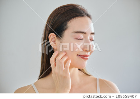 30多歲的女人透過按摩臉部來護理皮膚 109559407