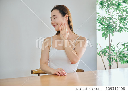 30多歲的女人透過按摩臉部來護理皮膚 109559408