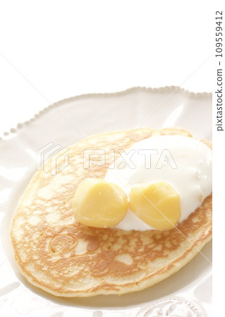 Pancakes with chestnuts and yogurt 109559412