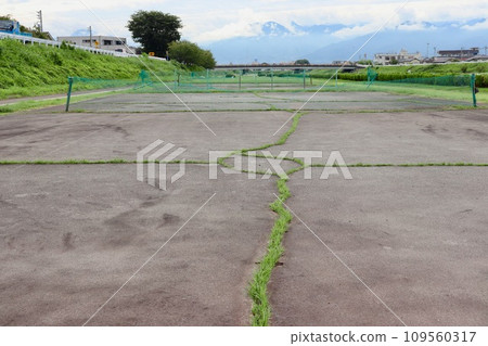 河床上長滿奇形雜草的網球場2 河床上長滿奇形雜草的網球場2 109560317
