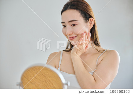 30多歲的女人透過按摩臉部來護理皮膚 109560363