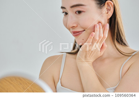 30多歲的女人透過按摩臉部來護理皮膚 109560364