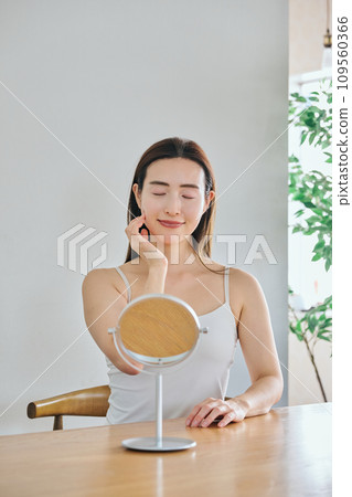 30多歲的女人透過按摩臉部來護理皮膚 109560366