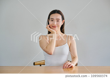 30多歲的女人透過按摩臉部來護理皮膚 109560374