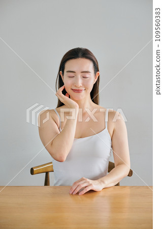 30多歲的女人透過按摩臉部來護理皮膚 109560383