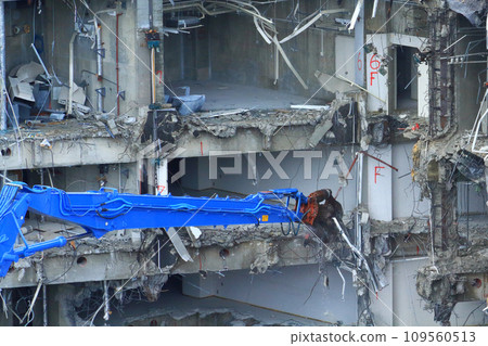 拆除建築物的施工現場 109560513