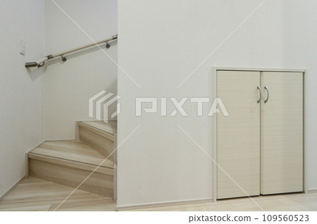 存放在樓梯下 109560523