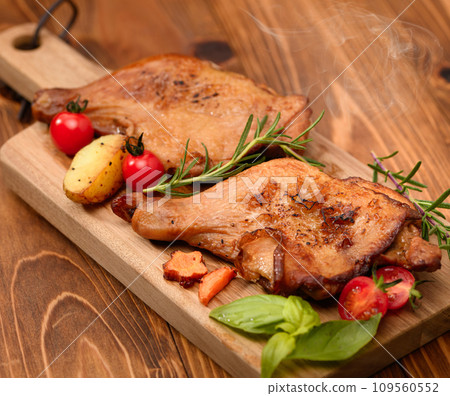 Grilled roast chicken (chicken bone-in thigh) Grilled roast chicken (chicken bone-in thigh) 109560552