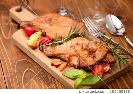 Grilled roast chicken (chicken bone-in thigh) Grilled roast chicken (chicken bone-in thigh) 109560578