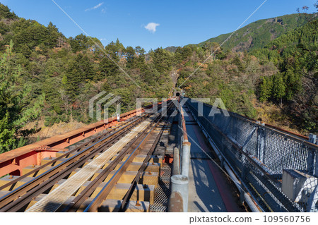 靜岡縣/靜岡縣/通往隧道的成功湖上的鐵橋【大井川鐵道】 靜岡縣/靜岡縣/通往隧道的成功湖上的鐵橋【大井川鐵道】 109560756