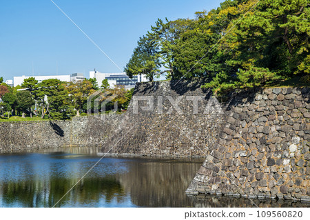Imperial Palace Inui Street Autumn Crescent Moat (Inui Moat) Imperial Palace Inui Street Autumn Crescent Moat (Inui Moat) 109560820