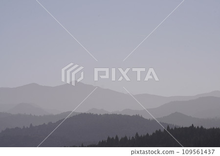 晨霧包圍的群山 109561437