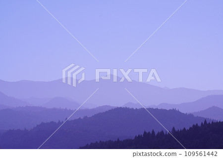 Mountains surrounded by morning mist Mountains surrounded by morning mist 109561442