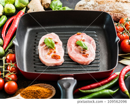 pork in a frying pan 109562096