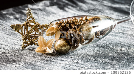 glass with Christmas decoratio 109562126