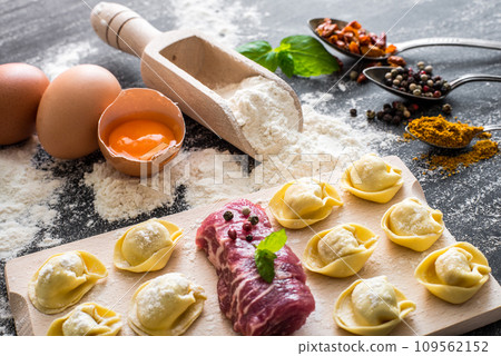 raw ravioli 109562152