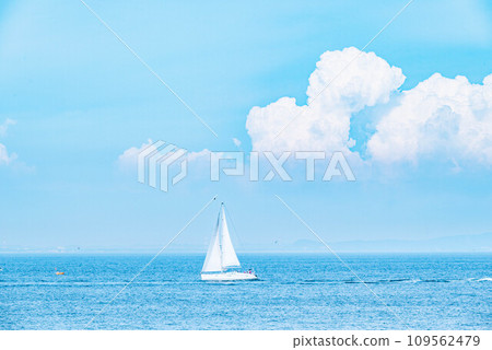 漂浮在海中的遊艇 漂浮在海中的遊艇 109562479