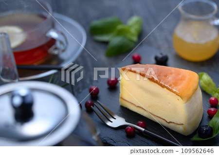 Cut cheesecake and tea 109562646