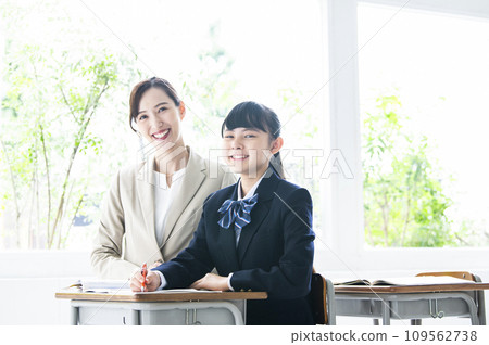 國中女生和女教師 國中女生和女教師 109562738