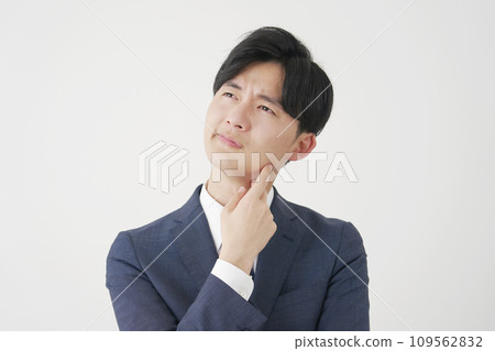 陷入困境的商人白色背景 109562832