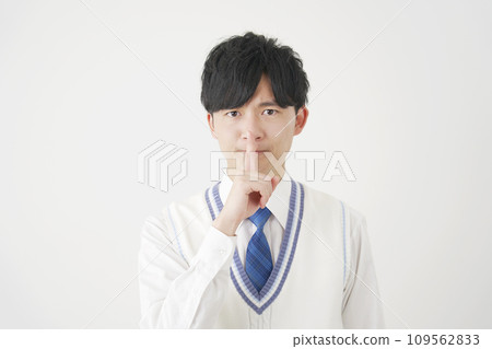 高中男孩做一個秘密姿勢，白色背景 109562833