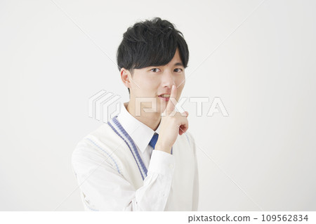 高中男孩做一個秘密姿勢，白色背景 109562834