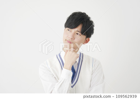 擔心的高中男孩白色背景 109562939